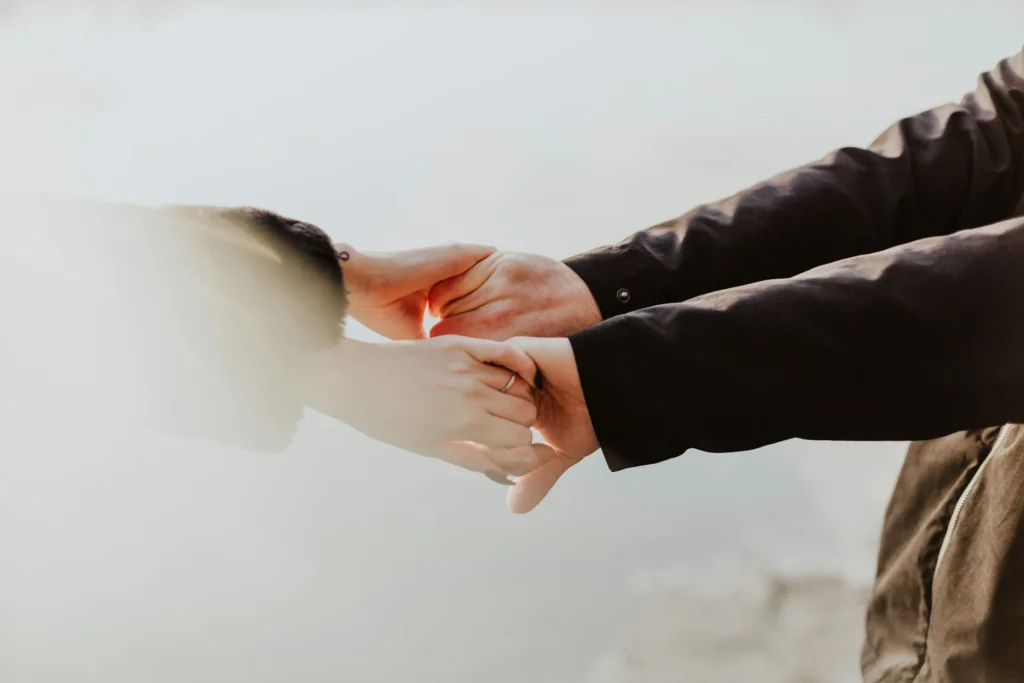 Frases de Bom dia amor casais românticos dando as mãos